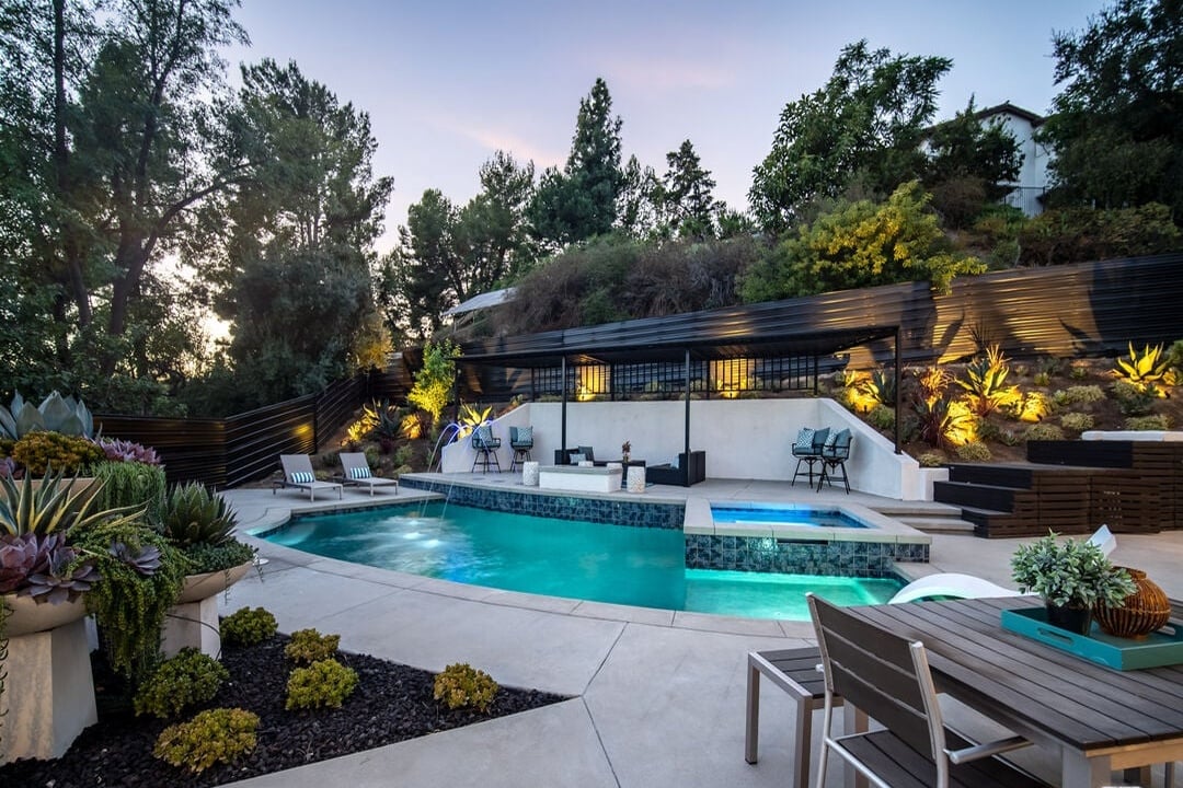 Canyon Lake Dr, 90068