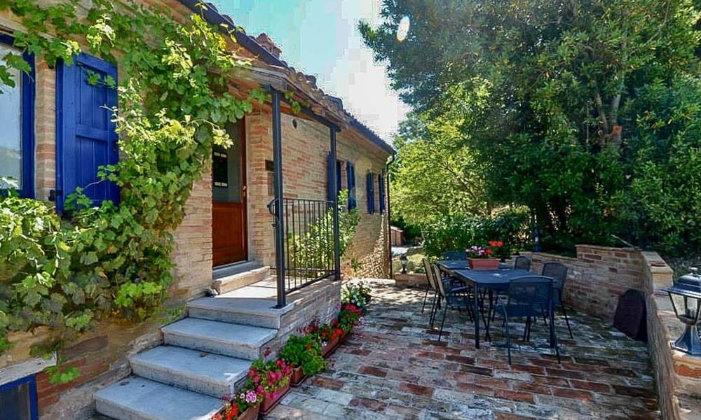 An Enviable Country Retreat With Panoramic Views in Colmurano, Le Marche