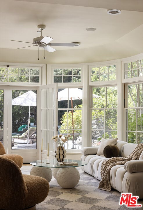 Mandeville Canyon Rd, 90049