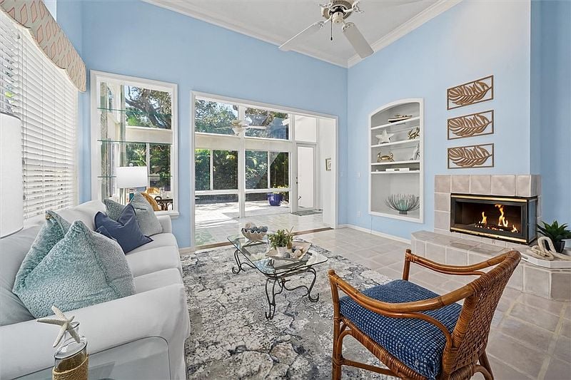 8814 Lakeside Cir