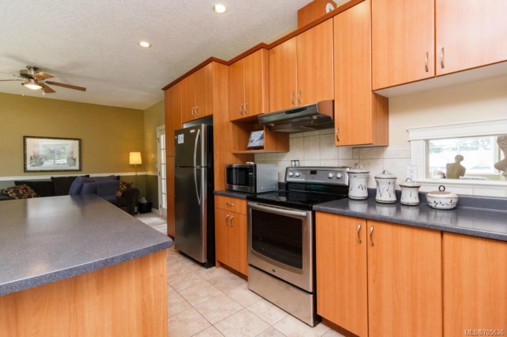 744 Claremont Ave, Saanich