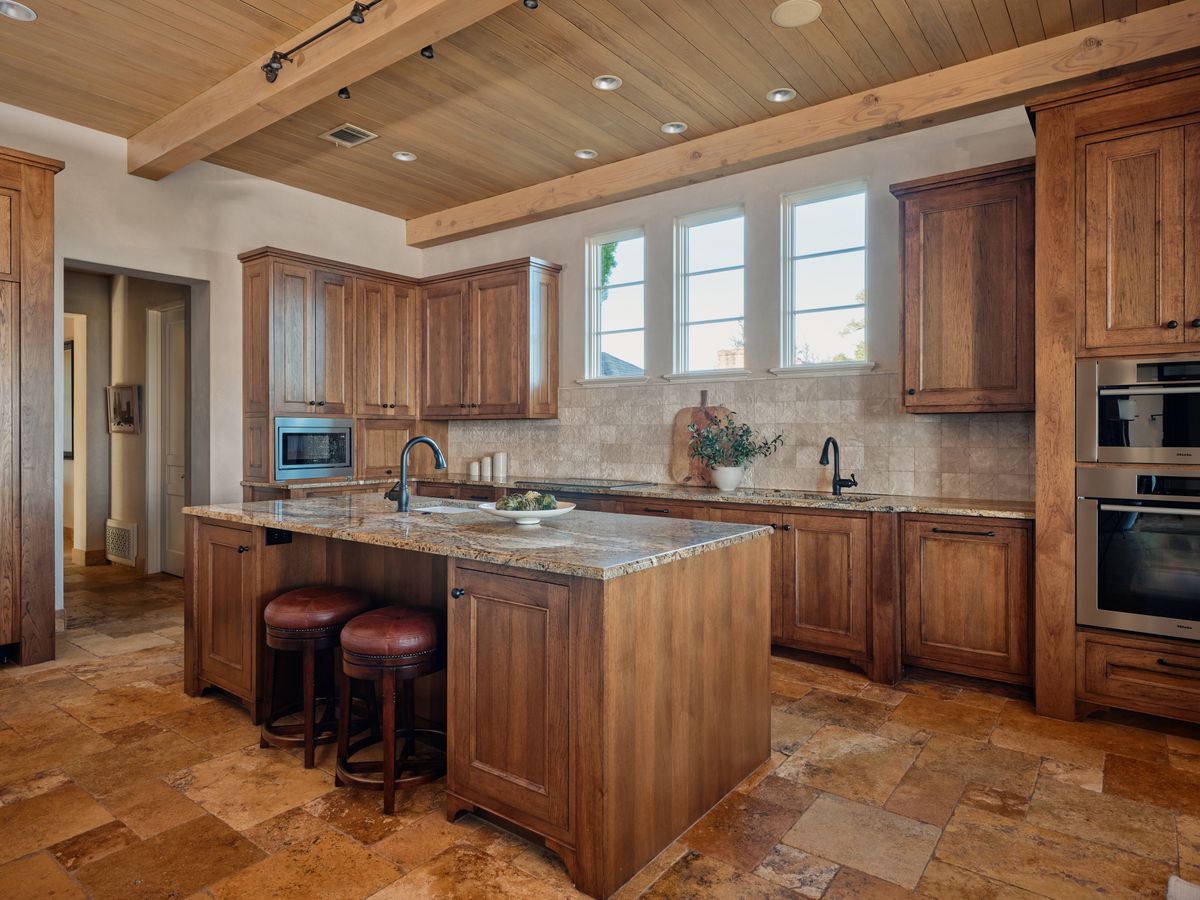 Lakeshore Horizon: Waterfront Villa with Lake & City Views