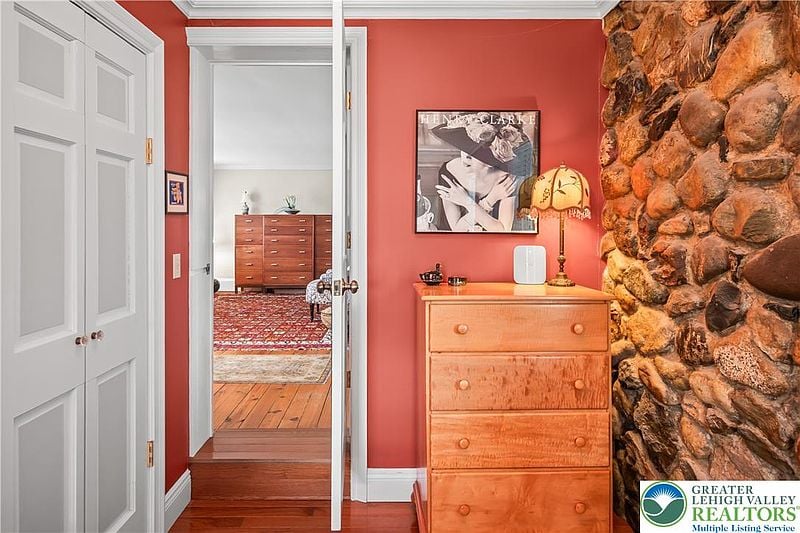 1072 FIVE POINTS RICHMOND ROAD