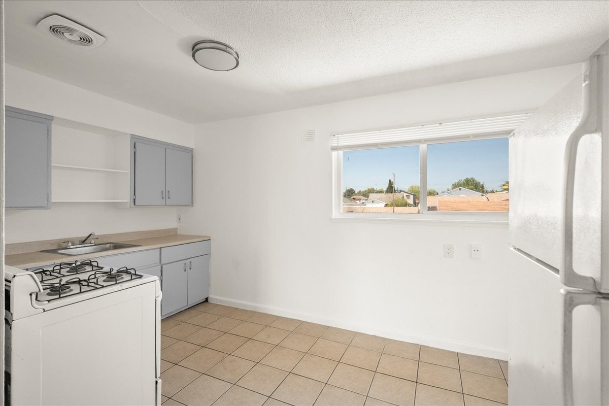 7123 Holly St, Oakland, CA 94621