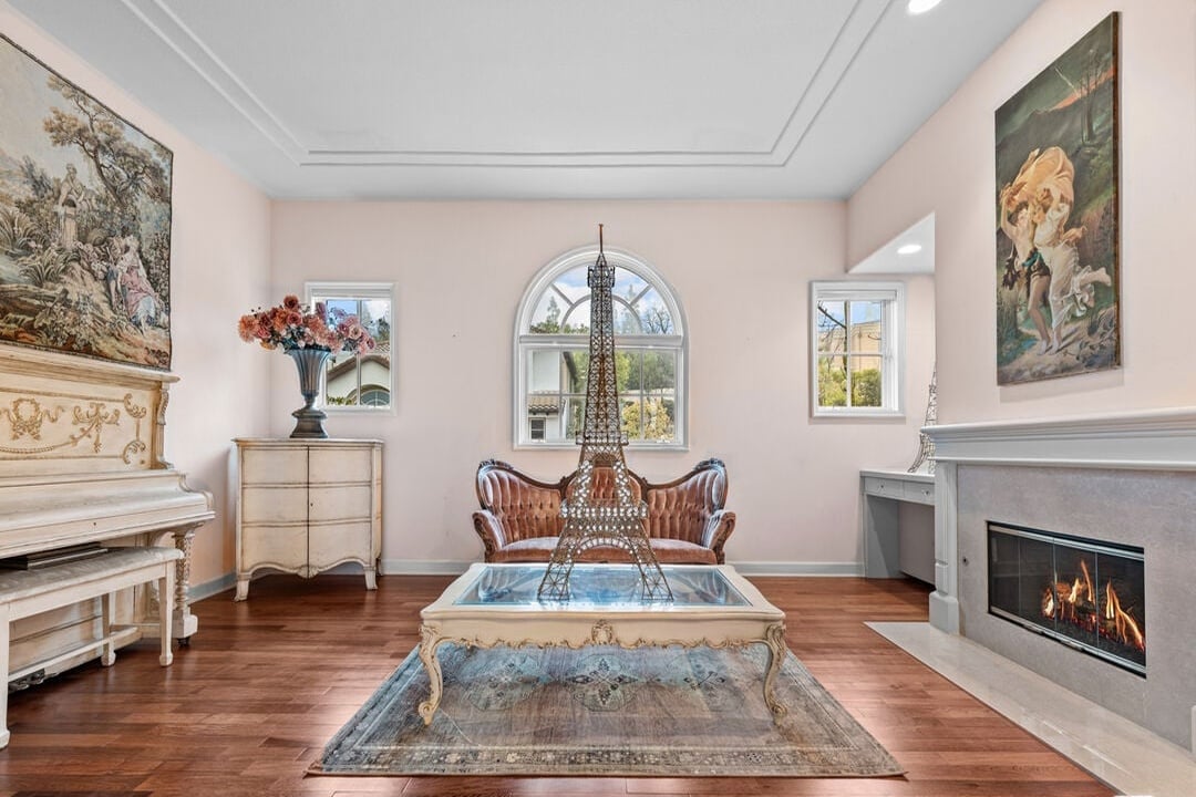 Buckingham Ln, 90077