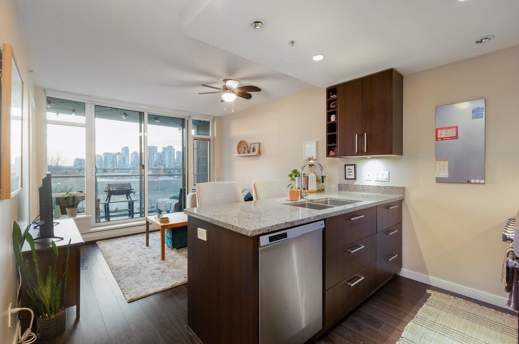1708 Columbia St, #405