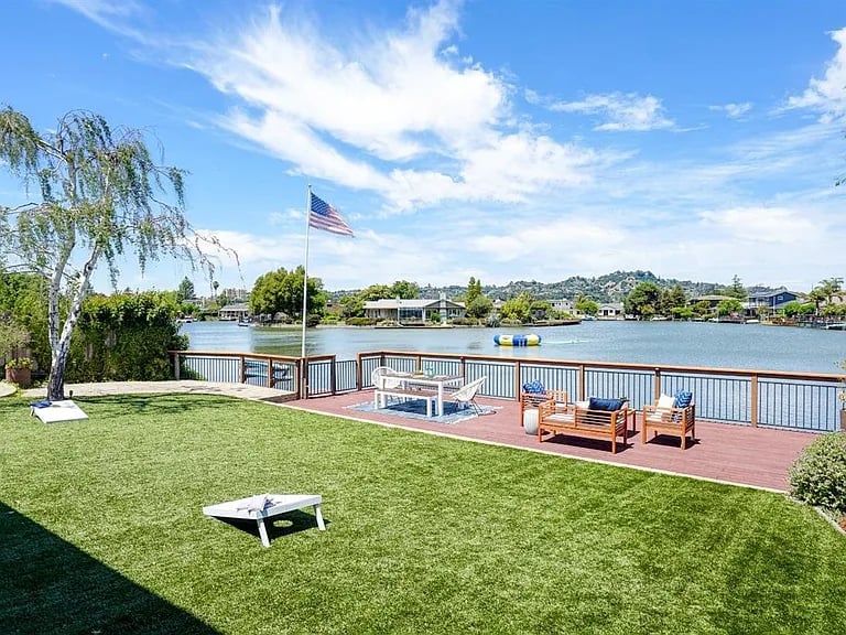 85 Lakeside Dr