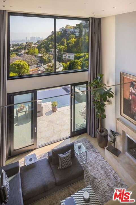 Aria Manor, Sunset Plaza Dr, 90069