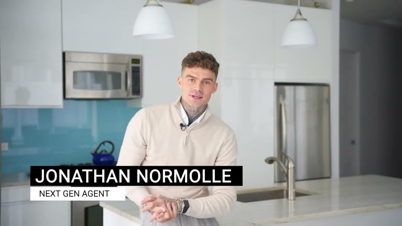  TOURING a GORGEOUS Corner Unit FIDI Apartment