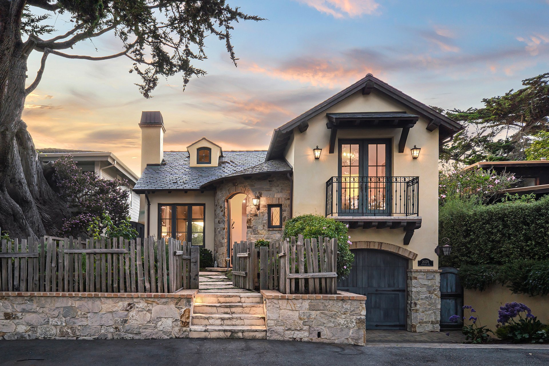 Charming Cottage on Carmel Point