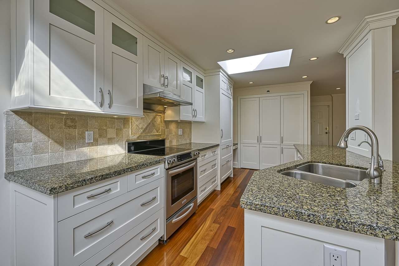 302-2455 Bellevue Ave