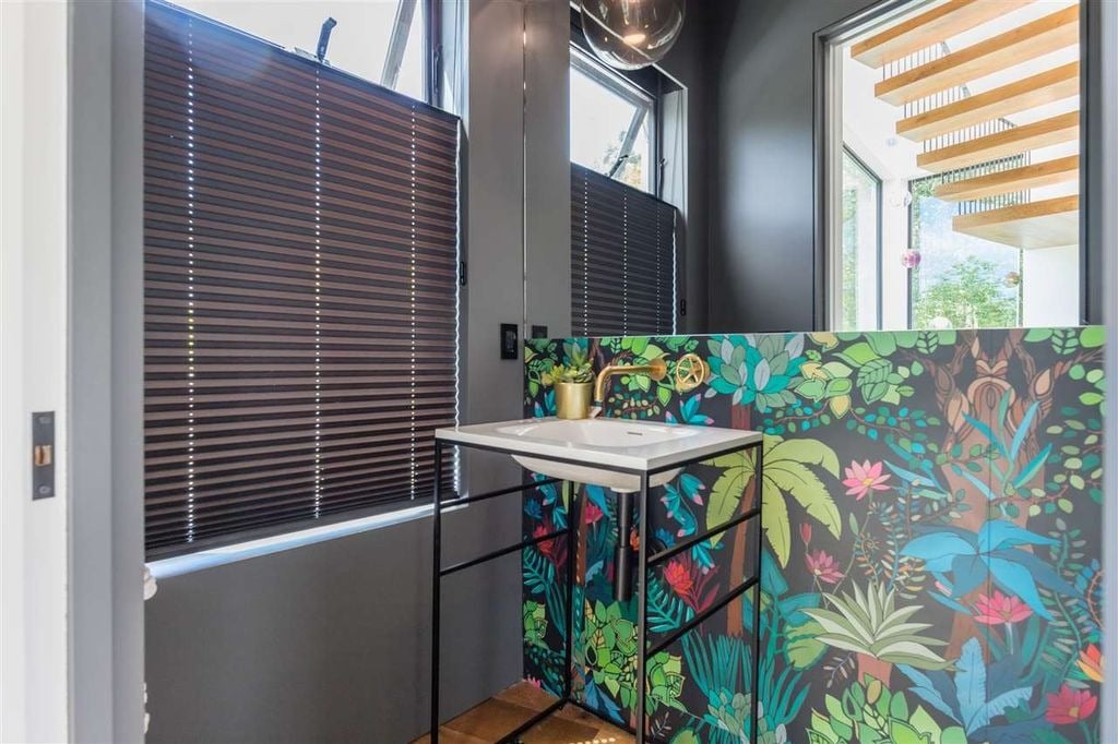 4385 Locarno Cres