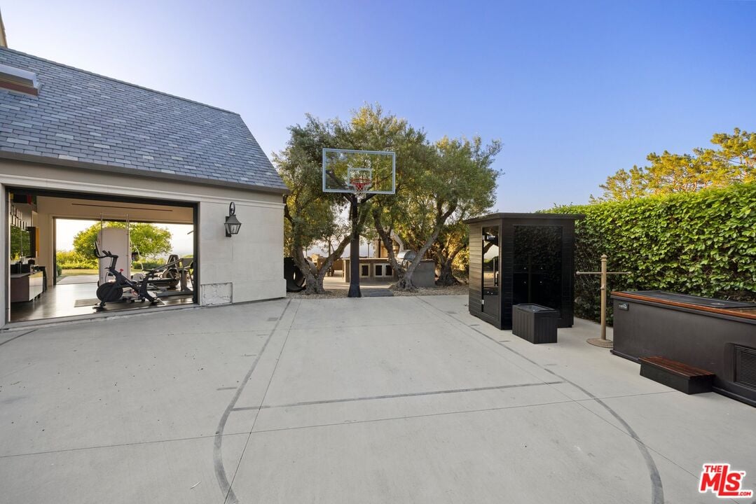 Stone Ridge Ln, 90077