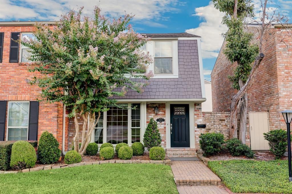 5879 Valley Forge Dr, #107