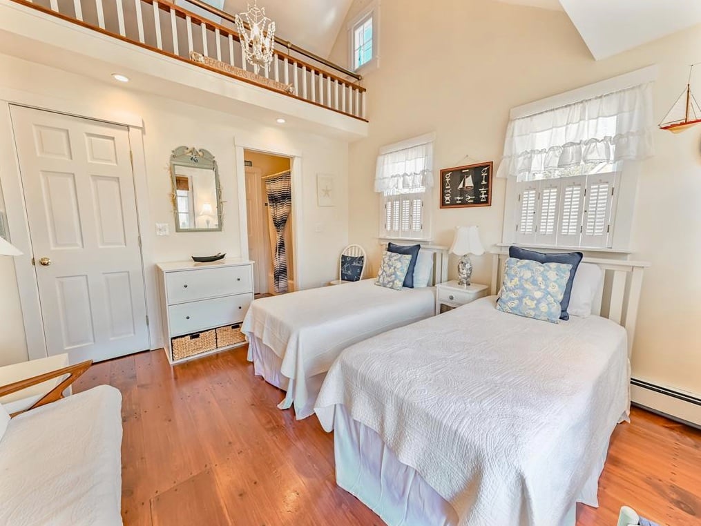 12 Colonial Ln
