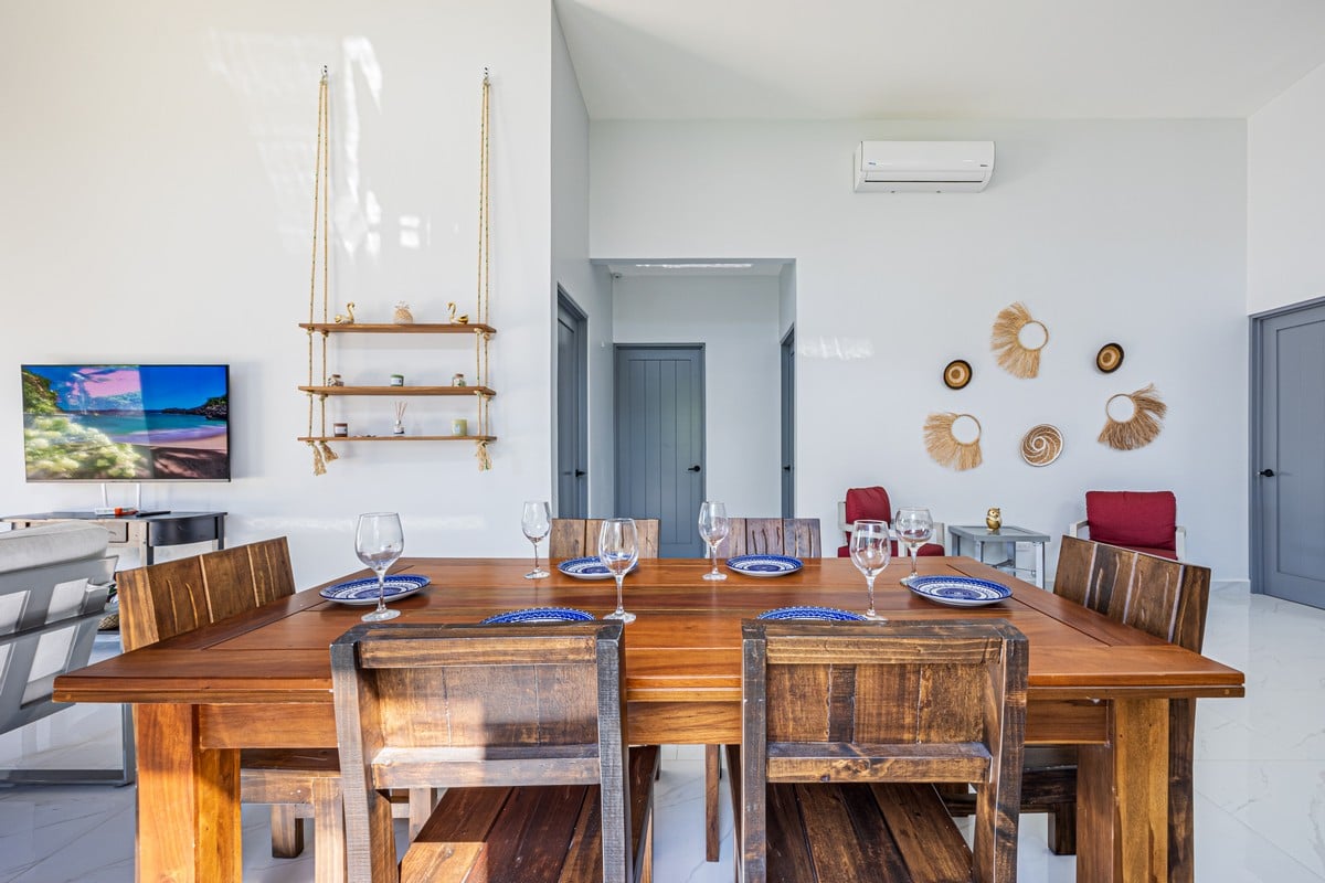 0.12 ACRES – 3 Bedrooms Newly Built Modern Home, With Pool & Privacy, Only 4min to the Beach!!!