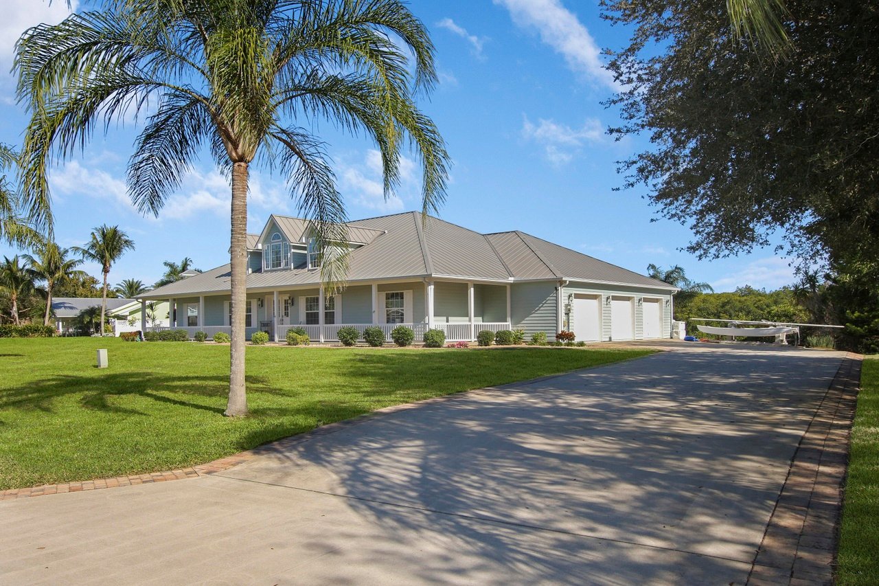 725 SW Wisper Bay Dr