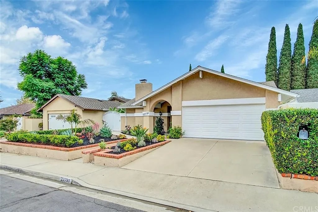 22791 Alturas Dr