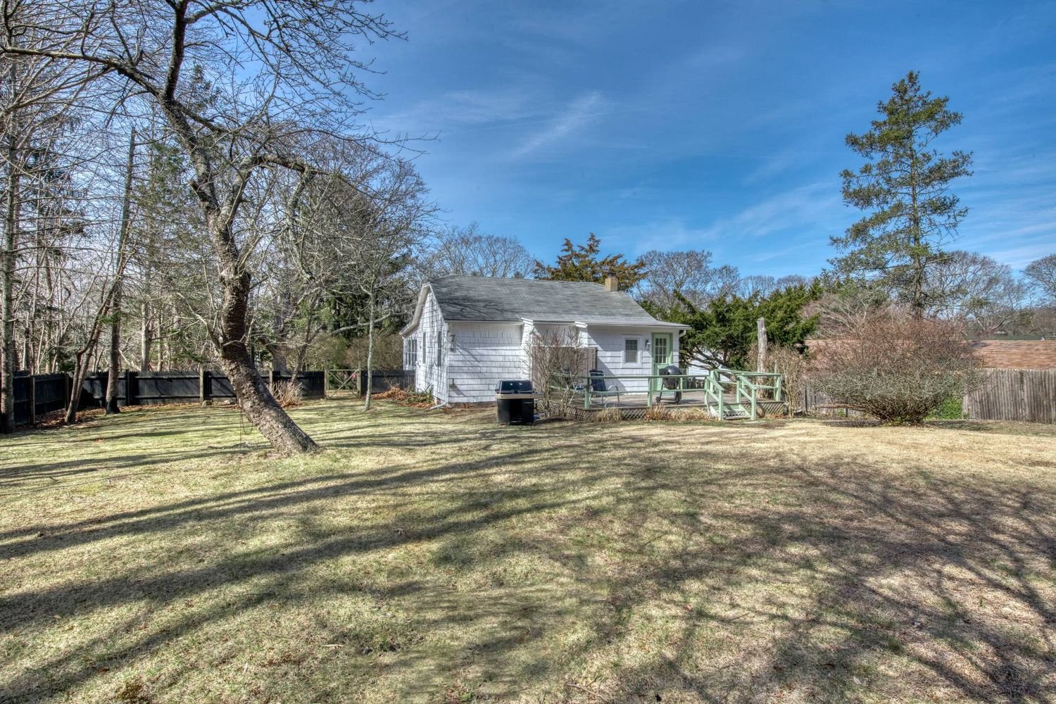 Charming Southampton Cottage Near Little Fresh Pond