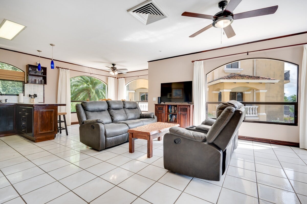 Flamingo Marina Real 11 – Move-in Ready Condo Steps from Flamingo Beach   