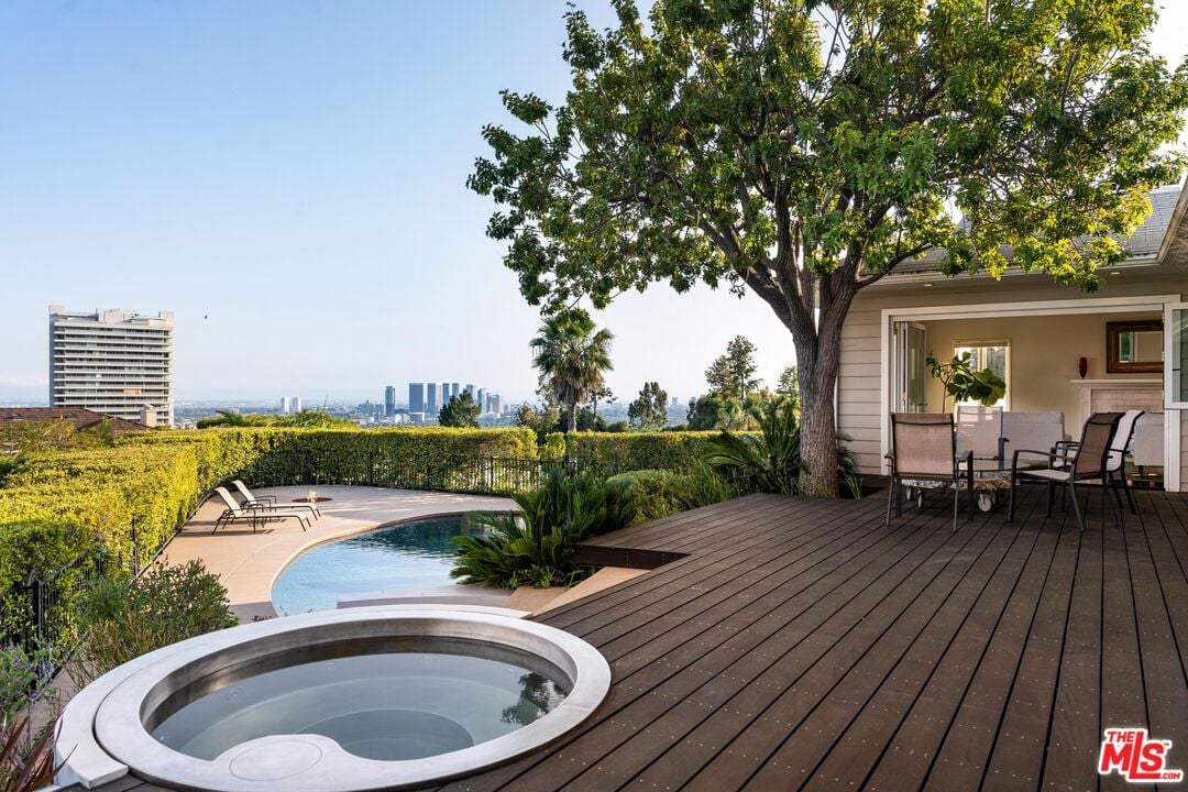 Sierra Mar Dr, 90069