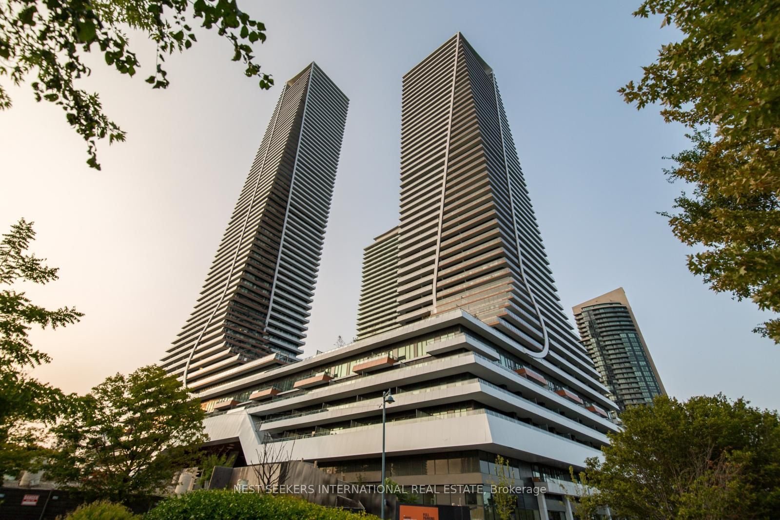 LUXURY AT SKYTOWER 