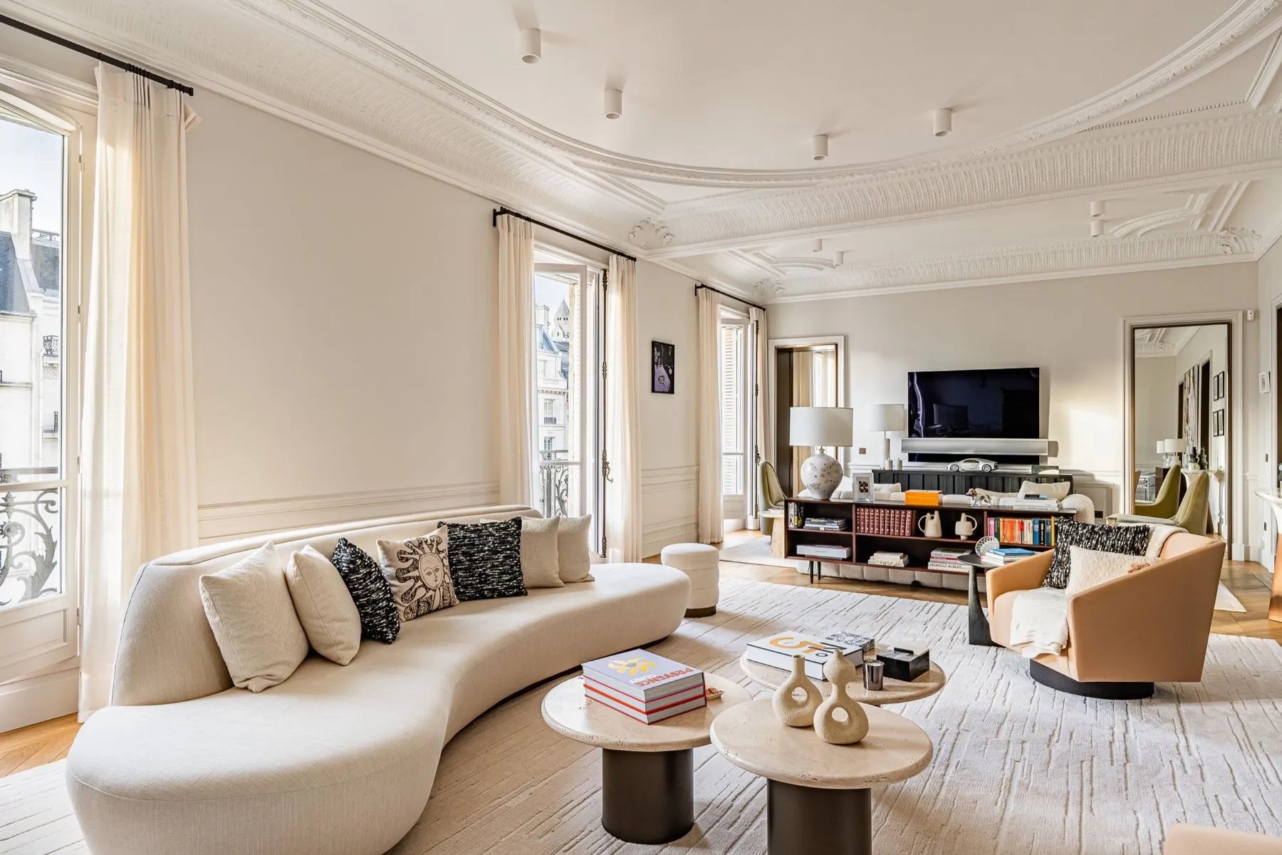 Prestigious apartment in golden triangle Paris 8
