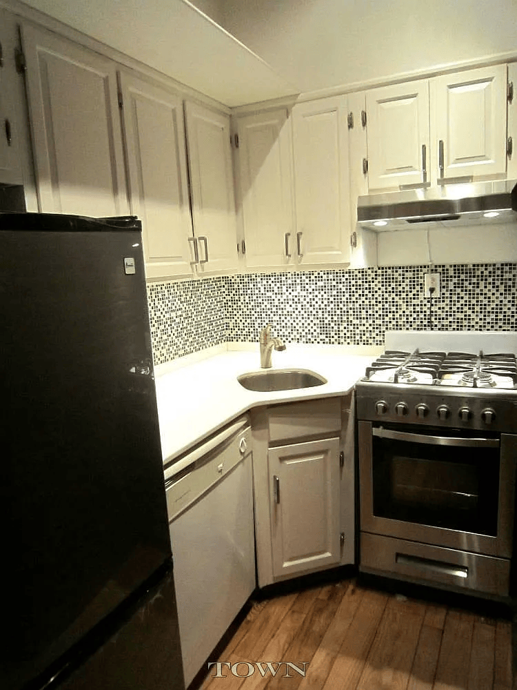 441 W 22nd St APT 1B