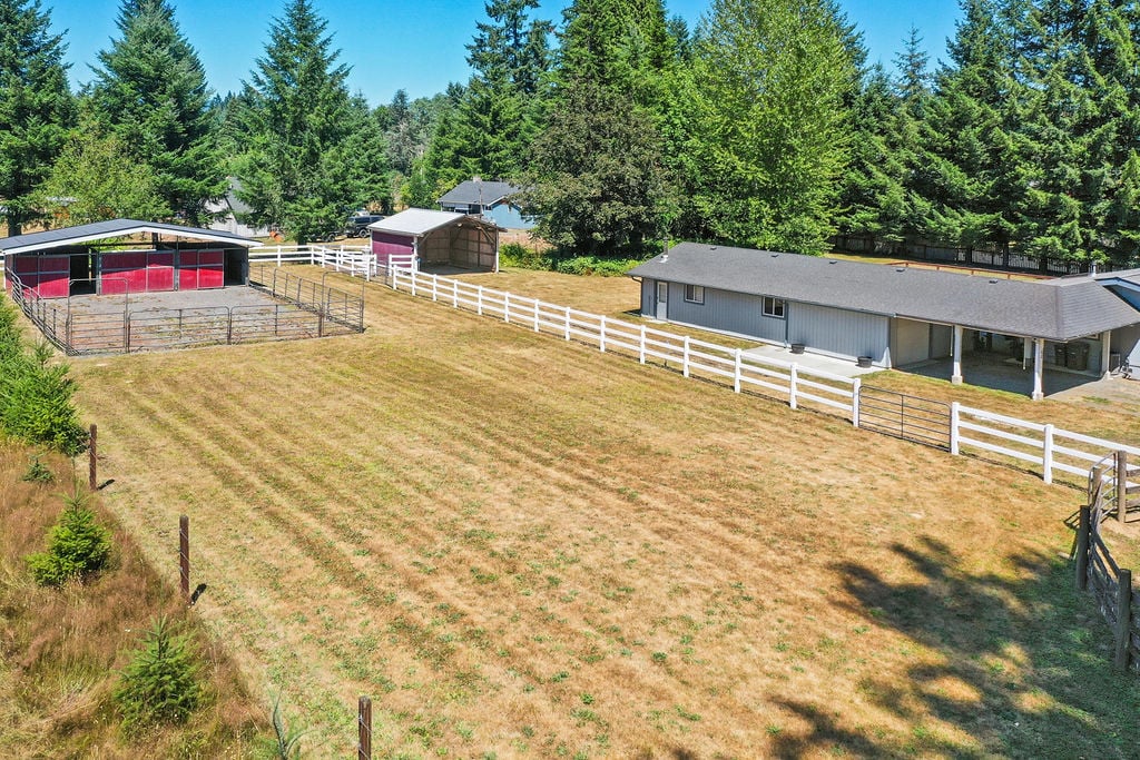 60 NE Davis Farm Road