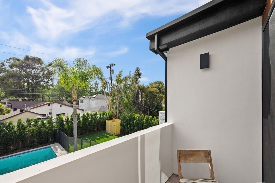 Castle Heights Pl, 90034