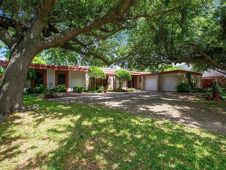 2613 Woodmont Cir