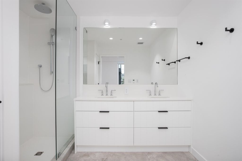 90 W King Edward Ave, #211