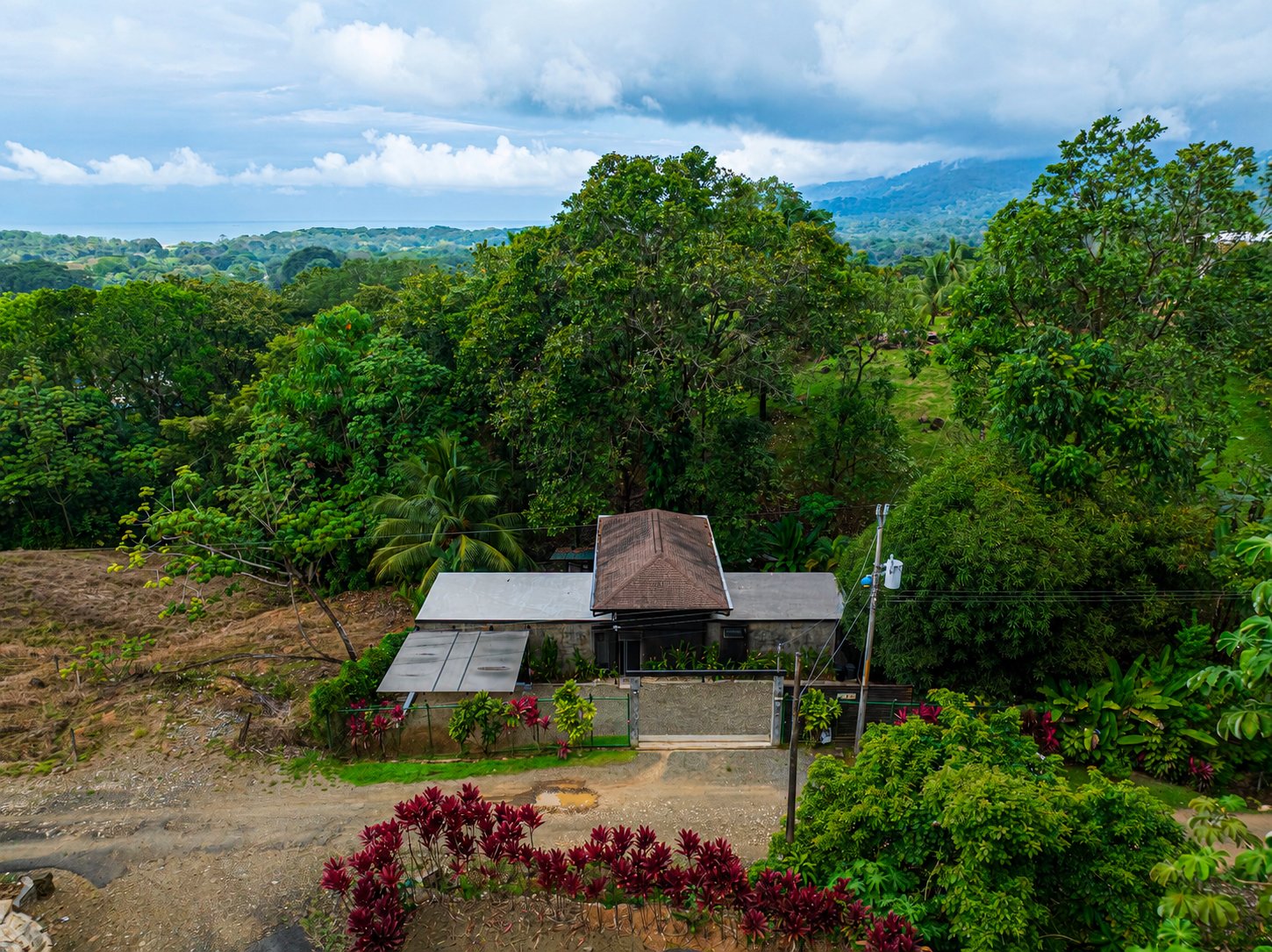   3 bedrooms, 2.5 bathrooms Villa Steps from Uvita, beautiful Beaches, Waterfalls, Restaurants and Tourist Attractions.