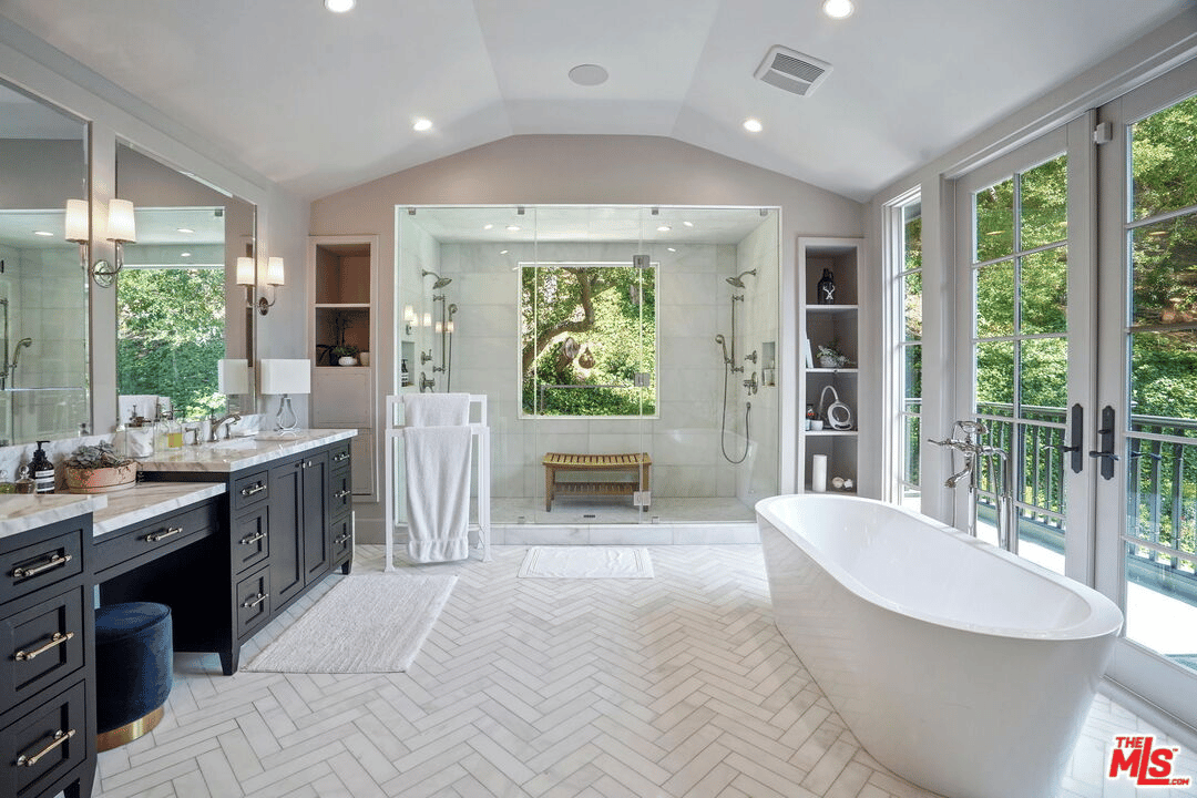 2794 Mandeville Canyon Rd