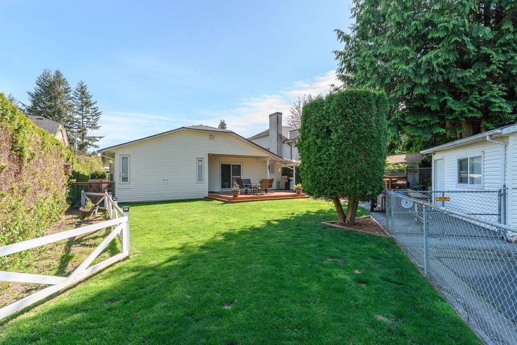 15729 20 Ave