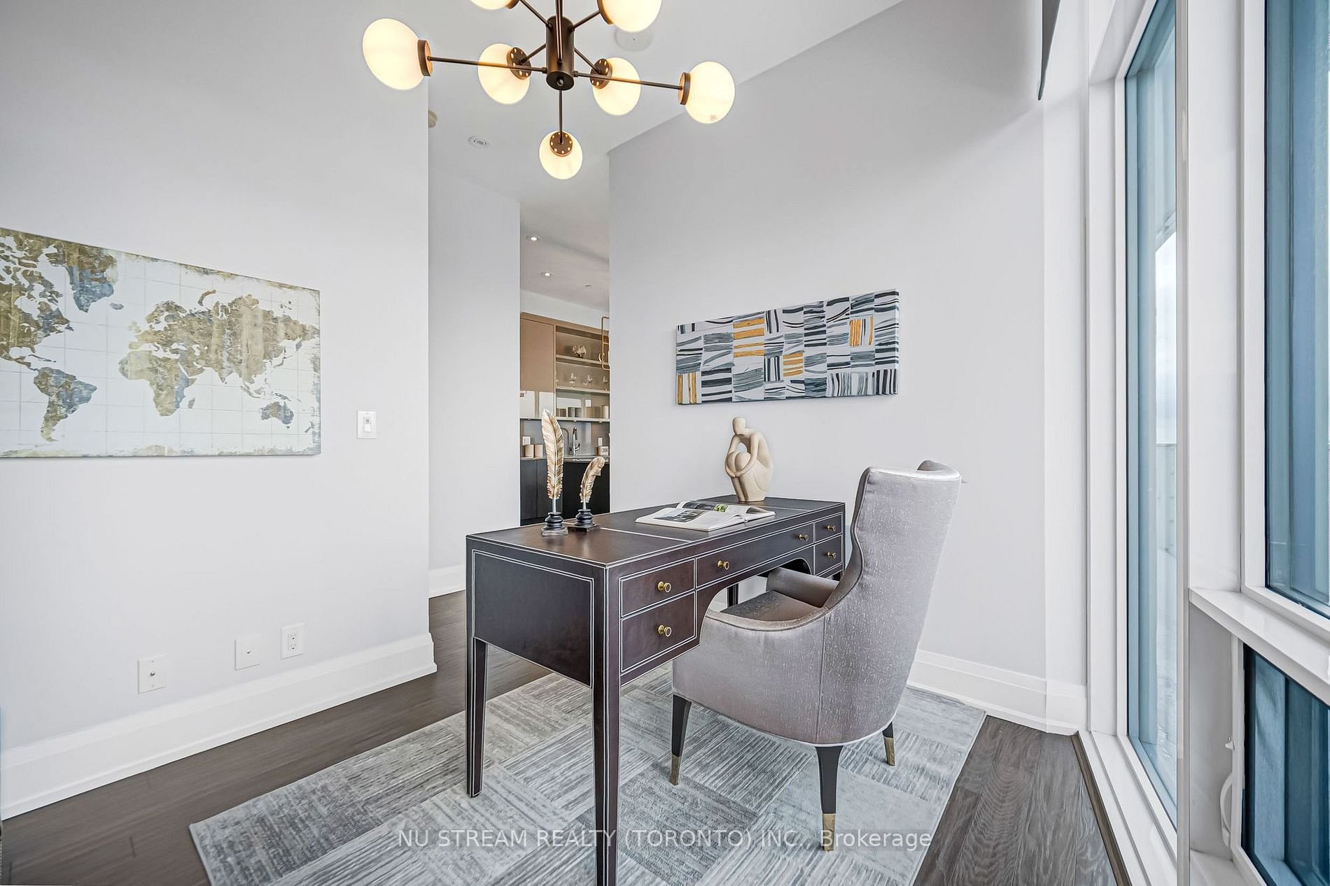 ICONIC LIVING AT 100 HARBOUR ST