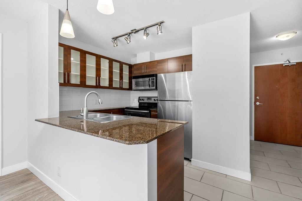 833 Agnes St, #807