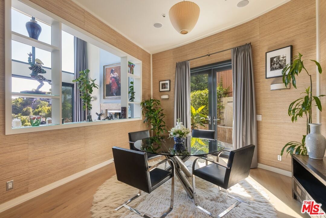 Aria Manor, Sunset Plaza Dr, 90069