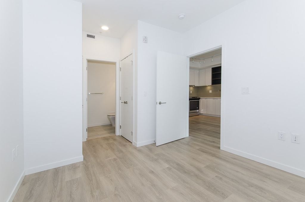 725 Marine Dr, #206