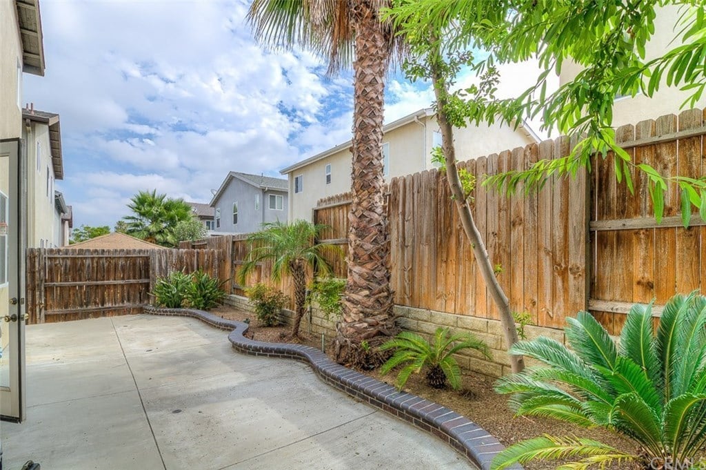 17544 Nutwood Dr