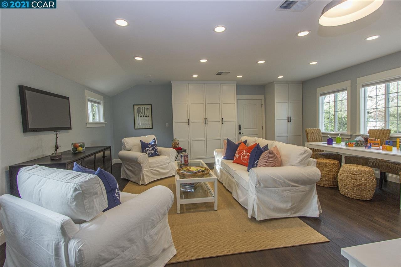 8 Foothill Park Ter