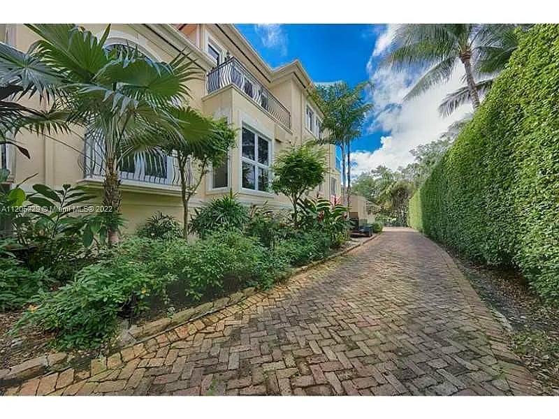 208 Costanera Rd