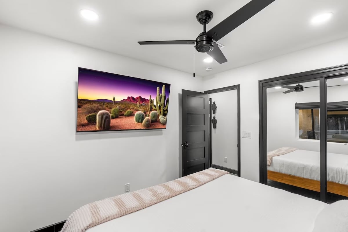 Phoenix Luxury! Pickleball | Free Heated Pool | Hot Tub