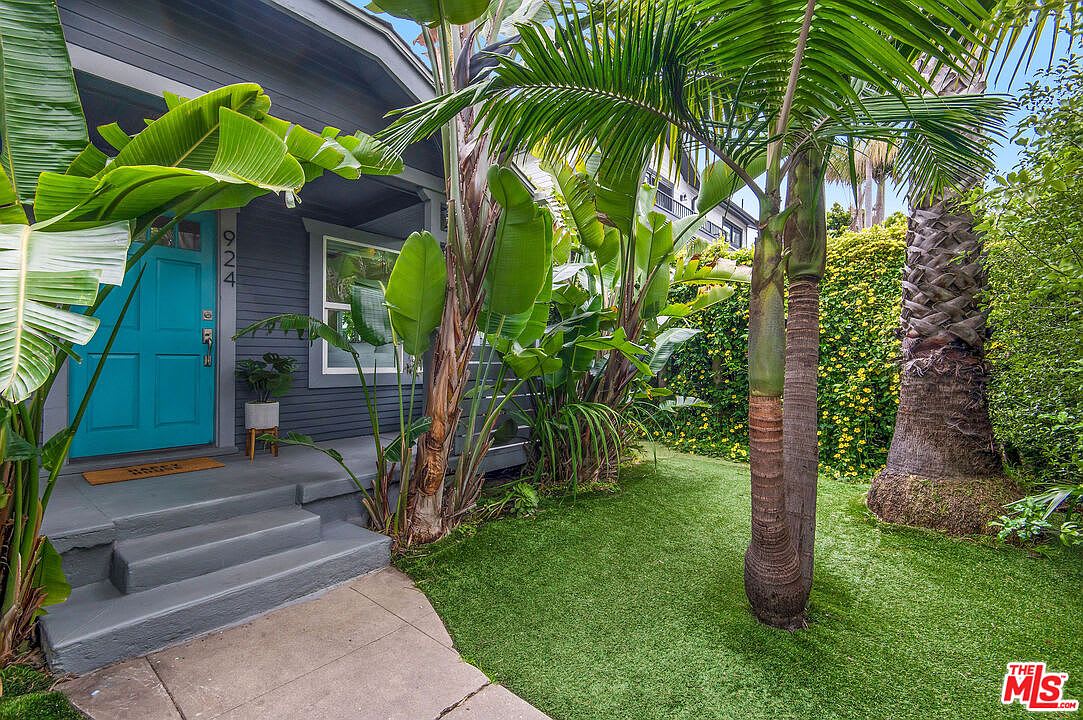 924 Superba Ave