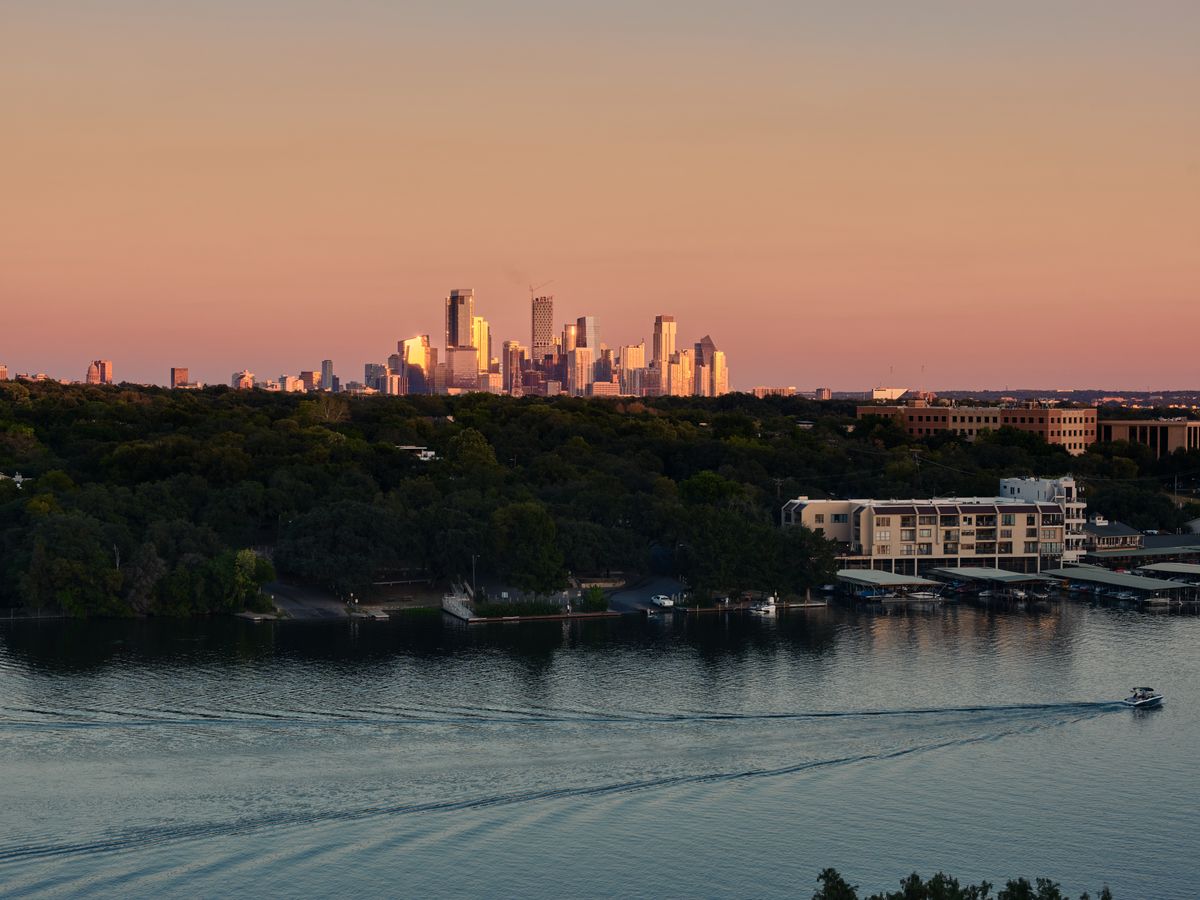 Lakeshore Horizon: Waterfront Villa with Lake & City Views