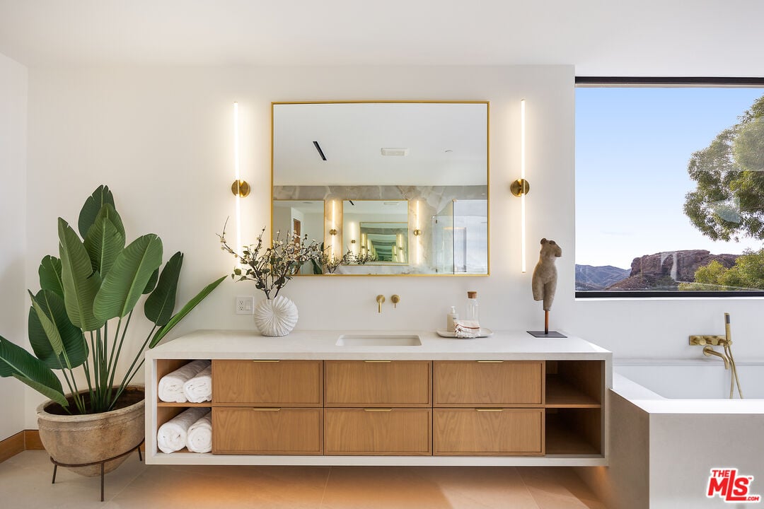 Mulholland Hwy, 90265