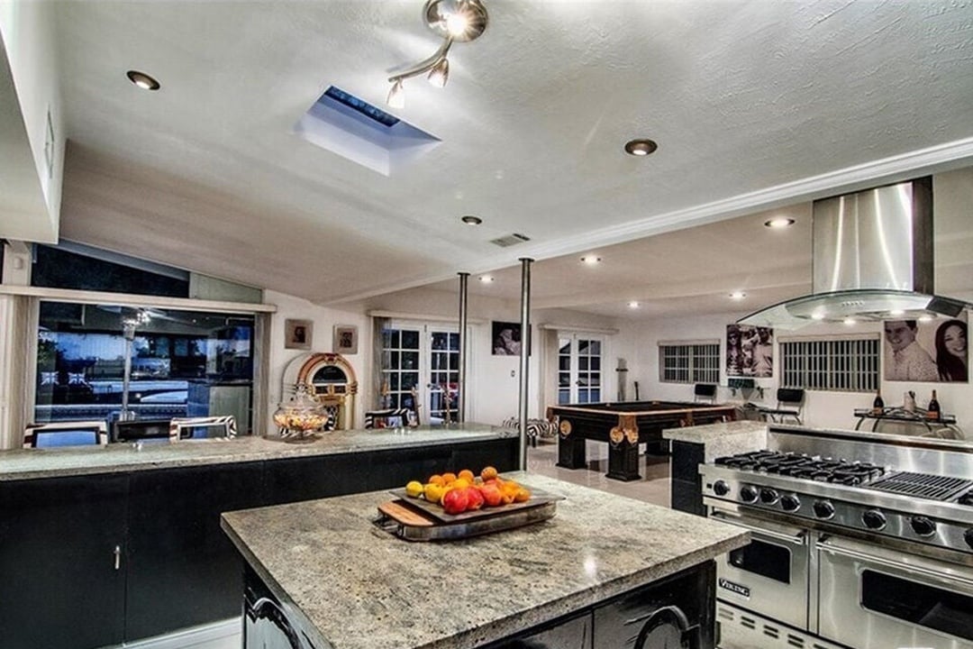 Evercrest Pavilion, Mulholland Dr, 90046