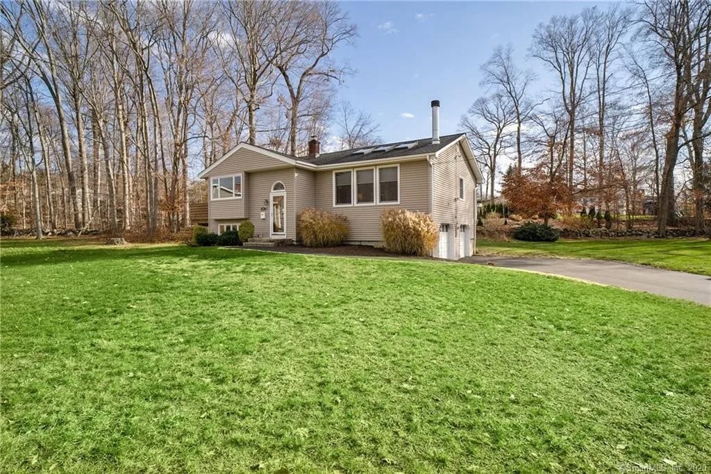 28 Surrey Dr, Norwalk