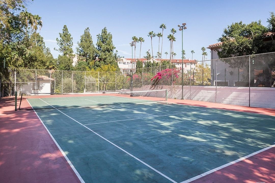 Benedict Canyon Dr, 90210