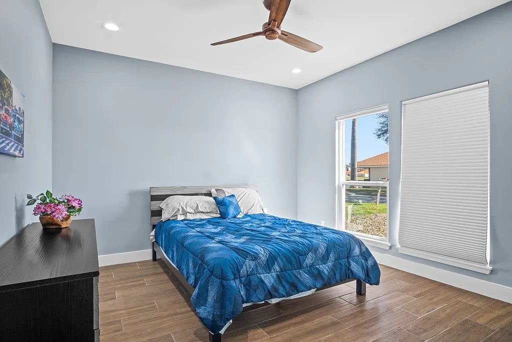 112 Dolphin Ct